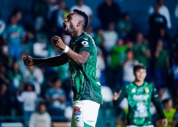Noche mágica de Cambindo: León doblega al Atlético de San Luis y regresa a zona de Liguilla