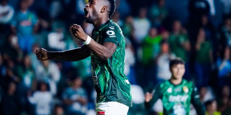 Noche mágica de Cambindo: León doblega al Atlético de San Luis y regresa a zona de Liguilla