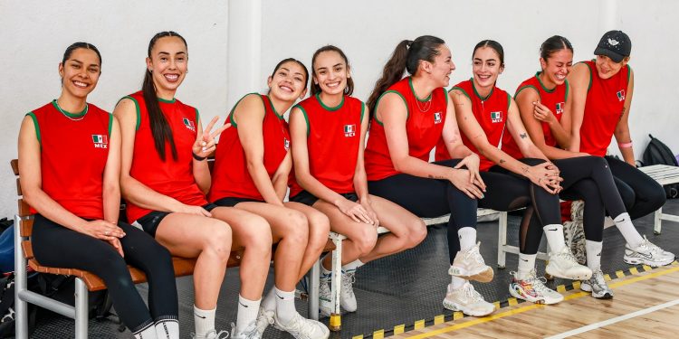 Convive selección mexicana femenil con integrantes de escuelas de inicio de voleibol