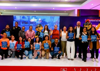 COMUDE reconoce a grupos de animación y dependencias adoptadores en el Maratón León 2025