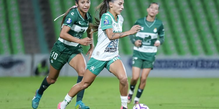¡De visita y con garra! León Femenil remonta a Santos y se lleva el triunfo en el TSM