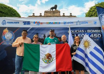 León entrega estafeta de los Juegos Latinoamericanos de Policías y Bomberos a Uruguay