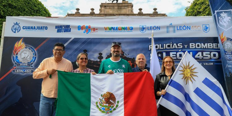 León entrega estafeta de los Juegos Latinoamericanos de Policías y Bomberos a Uruguay