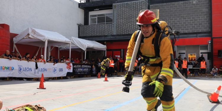 Dominan Bomberos de León en la prueba del Súper Bombero