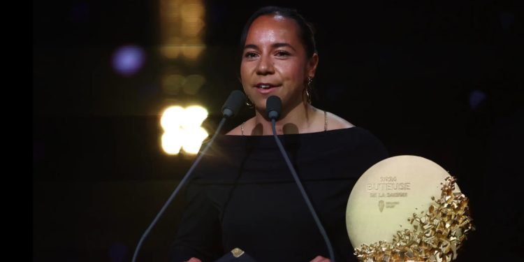 Noche dorada: Charlyn Corral hace historia al ser premiada como la mejor delantera del mundo