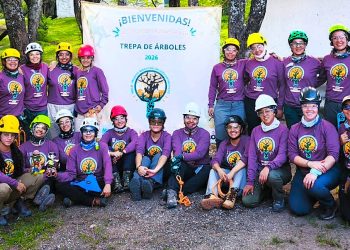Mujeres arboristas escalan en León: 22 participantes de tres países se midieron en el Taller de Trepa de Árboles