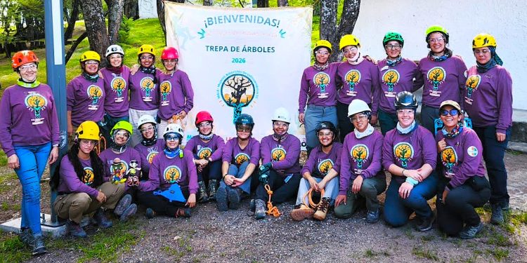 Mujeres arboristas escalan en León: 22 participantes de tres países se midieron en el Taller de Trepa de Árboles